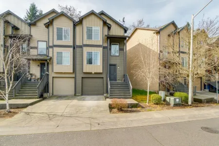 Stylish Entire Townhome w/ greenspace throughout!! Serene! Отели рядом с достопримечательностью «Interstate Bridge»