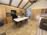 Private Wasaga Retreat Just 1.5min Walk To Beach! 와사가비치 호텔