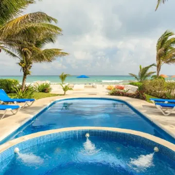 Villa Tortuga, Secluded Beach Front Condo w/ Private Pool + Jacuzzi!