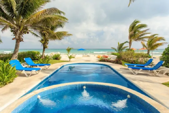 Villa Tortuga, Secluded Beach Front Condo w/ Private Pool + Jacuzzi!
