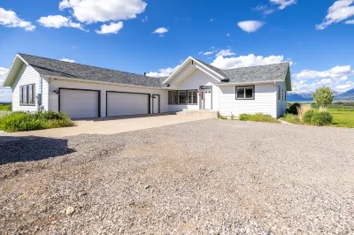 Mountain View Home w/Hot Tub - Close to Downtown! Các khách sạn gần Sân bay quốc tế Bozeman Yellowstone