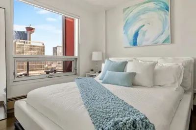 Prime Downtown - Luxury 2BD Condo + Free Parking