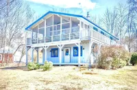 Lakefront Luxury Chalet: Igloo, Beach, Kayak, Private theatre, pets!