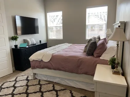 Pool Open year round - Luxury Townhome, great location near Snow canyon, Tuacahn