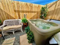 “Sunshine” Glamping, Private Bath + Hot Tub