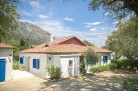 Prestige Collection | BARBATI | Beach Front Corfiot Villa & Large Private Pool Hotel a Mparmpati