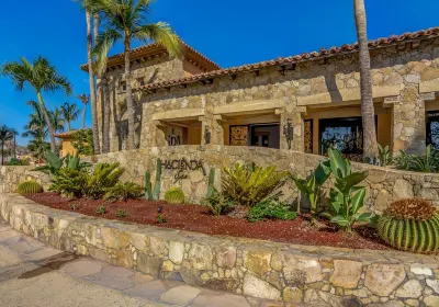 AMAZING Ocean Views, Medano Beach, Downtown, 5-Star Hacienda Beach Club, 2BD โรงแรมใกล้The Arch of Cabo San Lucas