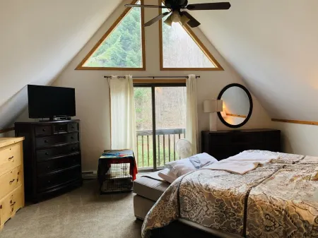 Spacious 3-Level Cabin Retreat-Sleeps 10, Wrap Around Deck, Peaceful and Private Отели в г. Питтсбург