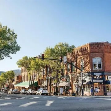 Modern 2 Bed 1 Bath Walking Distance to Downtown