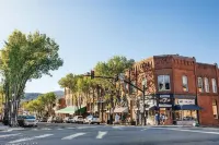 Modern 2 Bed 1 Bath Walking Distance to Downtown