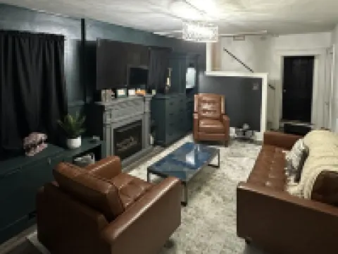 Fireside Retreat, Place To Stay in Warren Ohio, Sleeps 8 Hotels in Warren