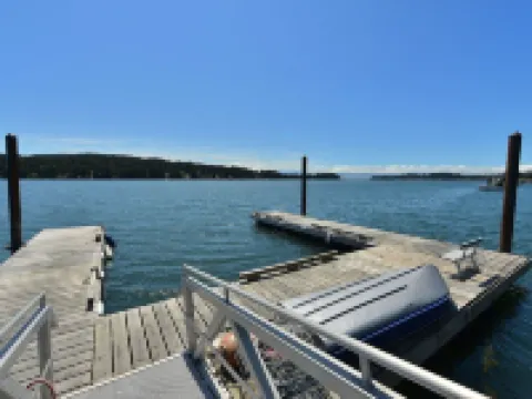 Oceanfront Studio Suite:Ocean Access, Boardwalk, Dock, BBQ, Kayaks & Crab Traps! Hotels in Sooke