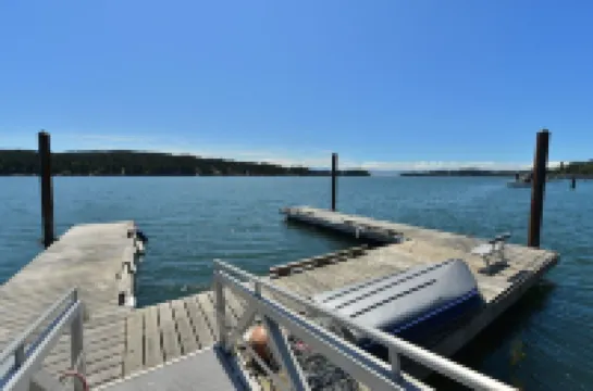 Oceanfront Studio Suite:Ocean Access, Boardwalk, Dock, BBQ, Kayaks & Crab Traps!