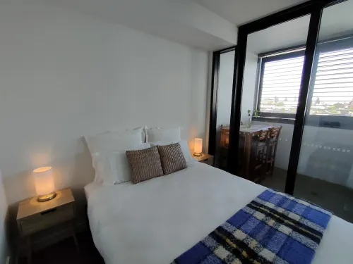 Modern 1 Bedroom Unit, near Beach with City and Harbour views, parking and WiFi