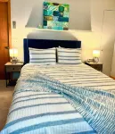 Lakefront Luxury Chalet: Igloo, Beach, Kayak, Private theatre, pets!