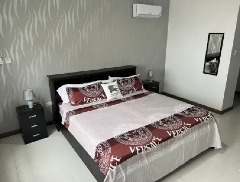 Gated Luxury New Kingston 1 Bdrm Condo Pool & Gym Hotels in 