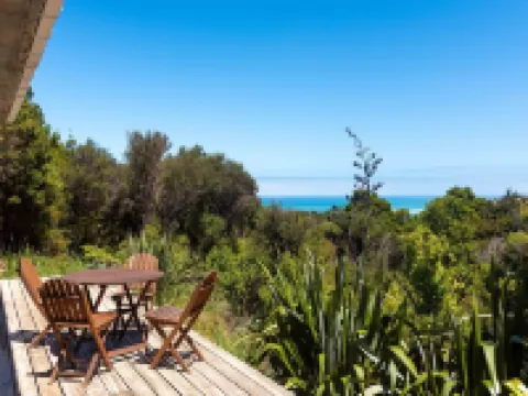 Secluded Haven with Stunning Hokianga Harbour Views Hotels in Ōmāpere