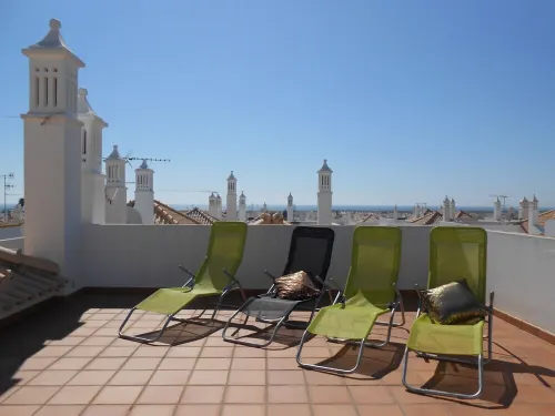 2 bedroom top floor apartment, swimming pool, Air-Con. Hotels in Conceicao de Tavira