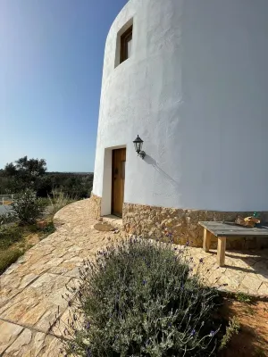 Wunderschöne Mühle und Ausblick im Hinterland der Algarve Küste .