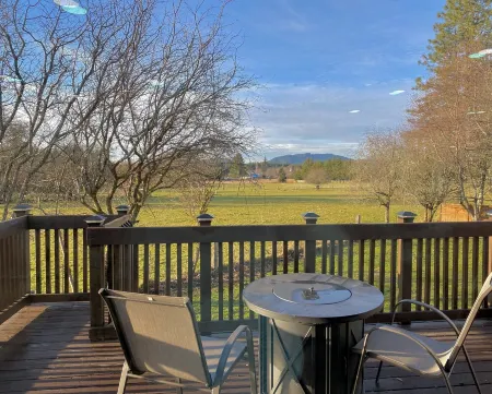 Unique Renovated 4 Bedroom Home on Private Corner Lot Отели рядом с достопримечательностью «Парк Тилликум»