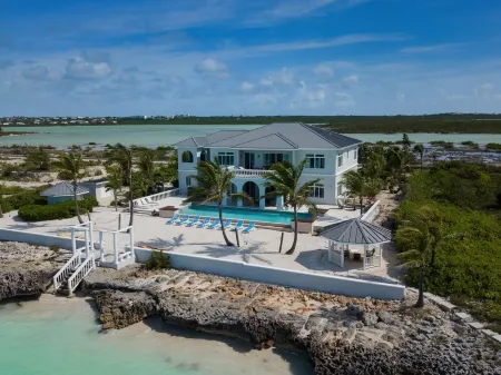 NEWLY REMODELED Luxury Turtle Tail Villa w/ Private Beach!