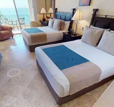 Unique Beachfront Penthouse, 2 Bedroom, Sleeps 8, Garden Patio,and TV, Internet