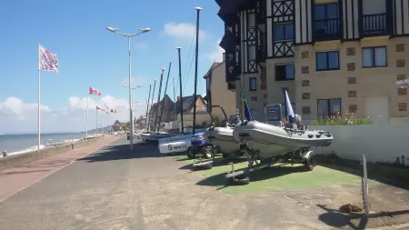 Beautiful studio by the beach