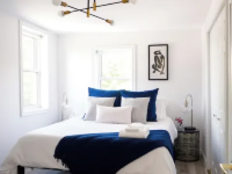 Gorgeous renovated-5 min to Main St-BBQ-Firepit-Free Sandbanks pass-Pac Man game Hotels in Picton