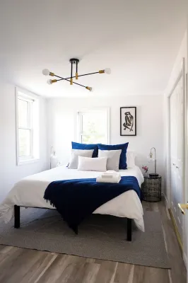 Gorgeous renovated-5 min to Main St-BBQ-Firepit-Free Sandbanks pass-Pac Man game Hotels near Three Dog Winery