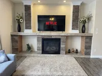 Spacious bungalow with large backyard and garage close to West Ed Mall 에드먼턴 호텔