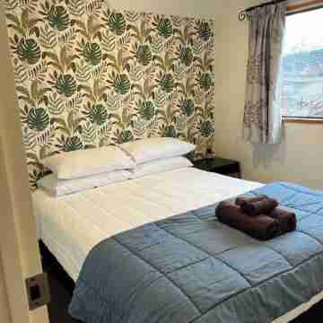 Enviable downtown Wanaka location. Room for  up to 9 guests Rooms