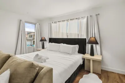 15 Bed, Glow Gameroom, Putting green, Pool & BBQ Hôtels à proximité de : Desert International Horse Park