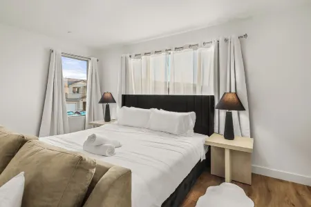 15 Bed, Glow Gameroom, Putting green, Pool & BBQ