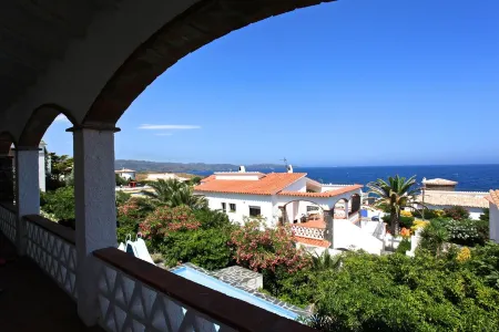 Experience the sea (view) - holiday home with large garden & pool