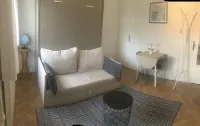 Cosy studio, close to the beach, real bed and parking