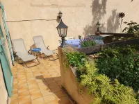 On vacation with the dog? House with enclosed garden in the center of Roquebrun.