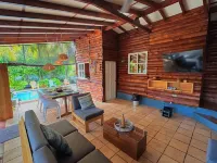 Charming 3-bedroom beach cabin with Starlink WiFi, AC in enchanting Tamanique Hotels in Atami