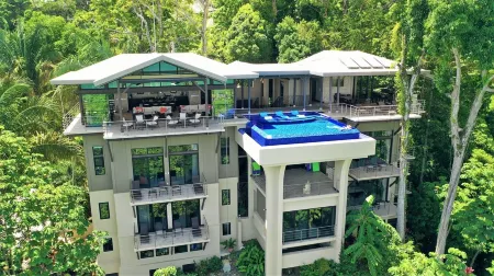 Manuel Antonio Luxury Villa – Fully Staffed 8 Br Estate with Chef, Ocean Views Отели рядом с достопримечательностью «Manuel Antonio»