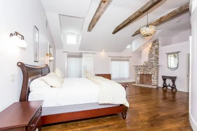 Looking for a HUGE family reunion house, Corporate Holiday Events