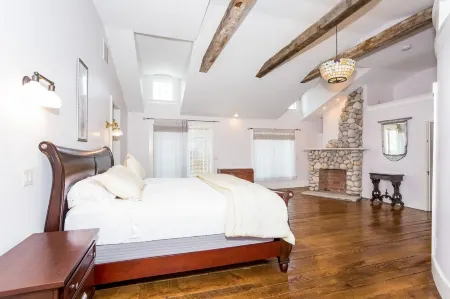 Looking for a HUGE family reunion house, Corporate Holiday Events Отели в г. Маршфилд