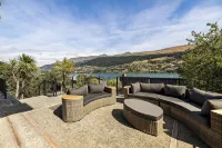 Luxurious Lake View Escape - 3 Bedroom Home!