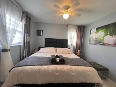 The entire house is made to relax , Close to the beach and lots of stores. Sun-N-Fun Lagoon附近的飯店