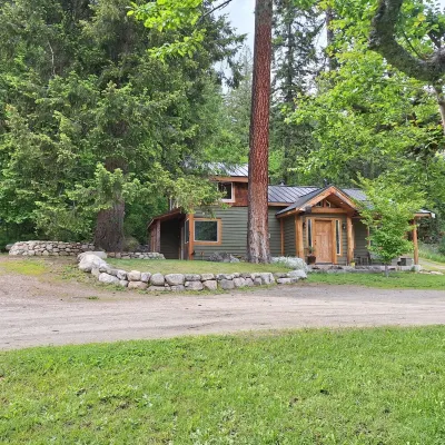 Family friendly 2 bdrm/ 3 bed  home mins from sandy beaches and downtown Nelson!