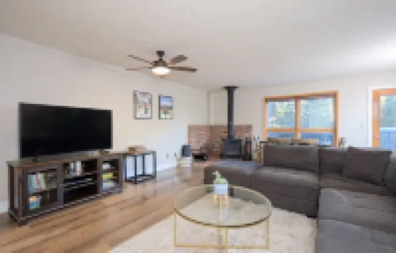 Hot tub, Sauna, summer Pool in The Great Outdoors! Clean & comfy beds.