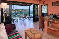 Amazing views, 5 minutes from downtown or the beach, quiet area of town