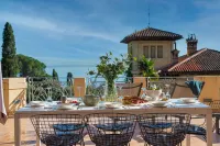 Deluxe apartment with beautiful sea-view-terrace: 50m to sea, walk to city