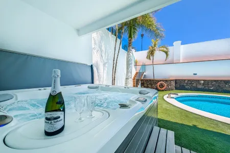 PURE LUXURY 4 Bedroom 5 bathroom Villa With  Heated pool, Aircon and Hot Tub