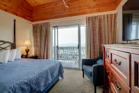 Waves Oceanfront Resort - parking