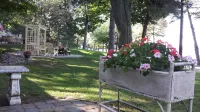 Lake Ripley Lodge w Lake Front Rooms, Grand Porch, Kayaks & Paddleboard Hotels in Fort Atkinson