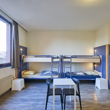 HI Generation Europe Hostel Отели рядом с достопримечательностью «Станция метро Houba-Brugmann»